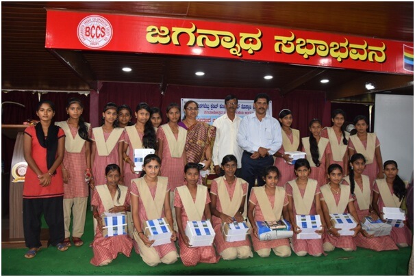 ವಿದ್ಯಾರ್ಥಿಗಳಿಗೆ ಆರ್ಥಿಕ ನೆರವು, ಉಚಿತ ಪುಸ್ತಕ ಹಾಗೂ ಸಮವಸ್ತ್ರ ವಿತರಣೆ