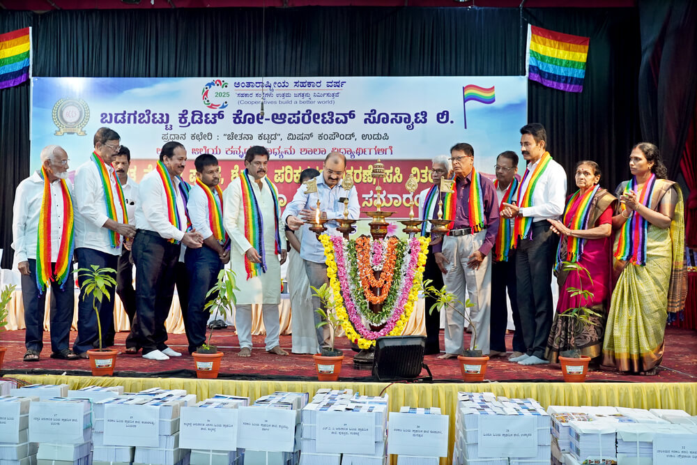 ಸುಮಾರು 15.00 ಲಕ್ಷ ರೂ. ಮೌಲ್ಯದ ನೋಟ್ ಪುಸ್ತಕ, ಶೈಕ್ಷಣಿಕ ಪರಿಕರಗಳ ವಿತರಣೆ ಪ್ರತಿಭಾ ಪುರಸ್ಕಾರ ಸಮಾರಂಭ ಹಾಗೂ ಶಾಲಾ ವಿದ್ಯಾರ್ಥಿಗಳಿಗೆ ಸಸಿ ವಿತರಣೆ ಕಾರ್ಯಕ್ರಮ