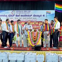 ಸುಮಾರು 15.00 ಲಕ್ಷ ರೂ. ಮೌಲ್ಯದ ನೋಟ್ ಪುಸ್ತಕ, ಶೈಕ್ಷಣಿಕ ಪರಿಕರಗಳ ವಿತರಣೆ ಪ್ರತಿಭಾ ಪುರಸ್ಕಾರ ಸಮಾರಂಭ ಹಾಗೂ ಶಾಲಾ ವಿದ್ಯಾರ್ಥಿಗಳಿಗೆ ಸಸಿ ವಿತರಣೆ ಕಾರ್ಯಕ್ರಮ