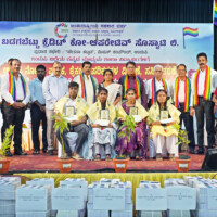 ಸುಮಾರು 15.00 ಲಕ್ಷ ರೂ. ಮೌಲ್ಯದ ನೋಟ್ ಪುಸ್ತಕ, ಶೈಕ್ಷಣಿಕ ಪರಿಕರಗಳ ವಿತರಣೆ ಪ್ರತಿಭಾ ಪುರಸ್ಕಾರ ಸಮಾರಂಭ ಹಾಗೂ ಶಾಲಾ ವಿದ್ಯಾರ್ಥಿಗಳಿಗೆ ಸಸಿ ವಿತರಣೆ ಕಾರ್ಯಕ್ರಮ